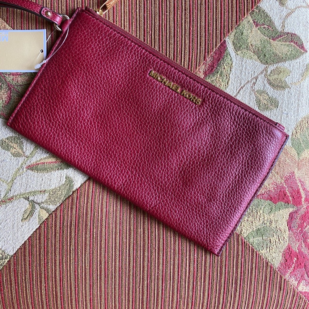 Wristlet clutch